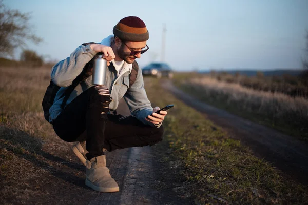 Retrato Hombre Joven Hipster Con Mochila Smartphone Botella Agua Aluminio — Foto de Stock