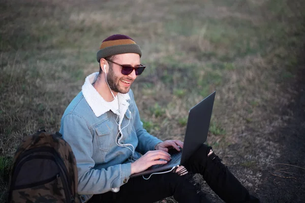 Retrato Hombre Joven Hipster Utilizando Ordenador Portátil Aire Libre — Foto de Stock