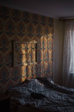 Güneş ışığı gölgeli rahat bir yatak odası.