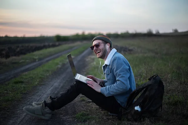 Millennial Hipster Uomo Che Lavora Laptop Con Auricolari Campo Tramonto — Foto Stock