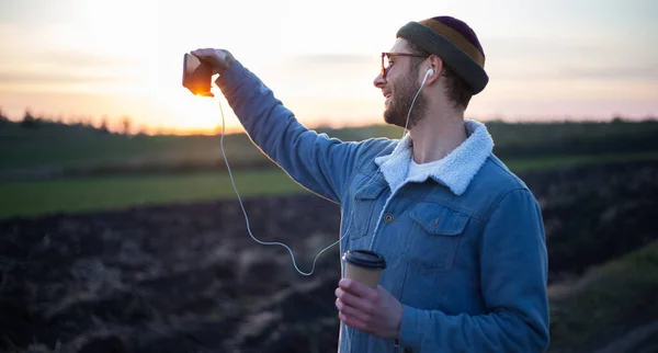 Joven Con Auriculares Tomando Selfies Teléfono Inteligente Con Una Taza — Foto de Stock