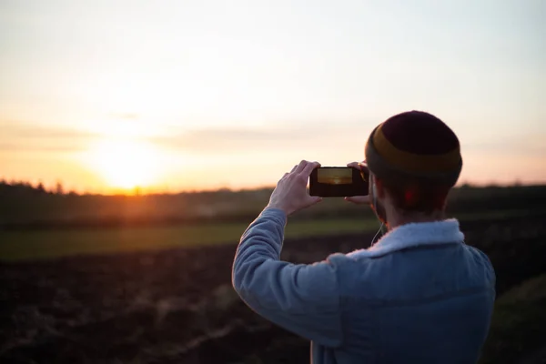 Indietro Vista Giovane Ragazzo Scattare Foto Tramonto Smartphone — Foto Stock