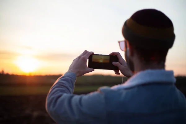 Indietro Vista Giovane Ragazzo Scattare Foto Tramonto Smartphone — Foto Stock