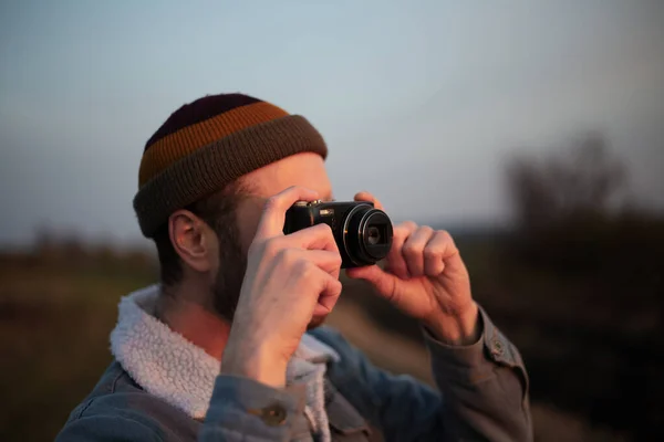 Detailní Záběr Portrét Mladého Muže Fotografujícího Digitálním Fotoaparátem — Stock fotografie