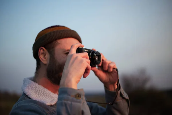 Detailní Záběr Portrét Mladého Muže Fotografujícího Digitálním Fotoaparátem — Stock fotografie