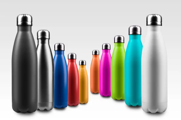Beyaz arka planda izole edilmiş su için renkli paslanmaz termo şişelerin perspektif görüntüsü.