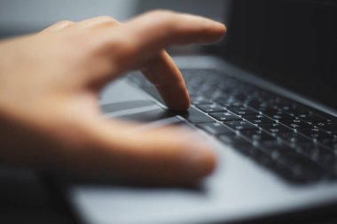 Laptop klavyesinin erkek el yazma düğmelerini kapat.