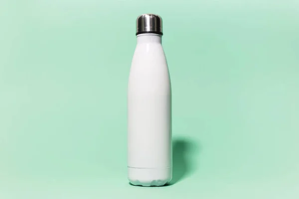 Primo Piano Bianco Riutilizzabile Acciaio Inox Termo Bottiglia Acqua Isolata — Foto Stock