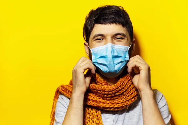 Portret Van Jonge Glimlachende Man Met Medisch Griepmasker Oranje Sjaal — Stockfoto