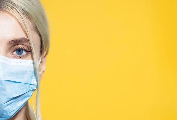 Närbild Porträtt Ung Blond Flicka Bär Medicinsk Influensa Mask Bakgrund — Stockfoto