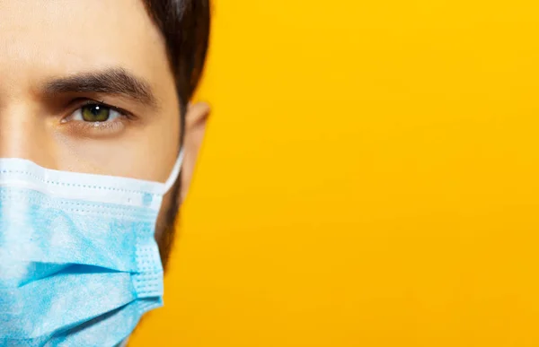 Närbild Porträtt Manligt Ansikte Bär Medicinsk Influensa Mask Bakgrund Orange — Stockfoto