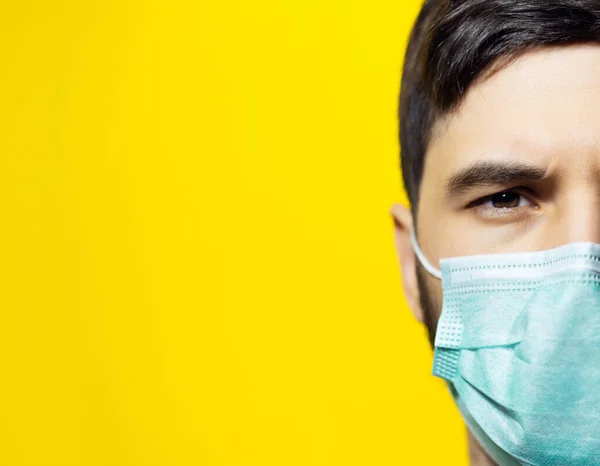 Närbild Porträtt Manligt Ansikte Bär Medicinsk Influensa Mask Bakgrund Gul — Stockfoto