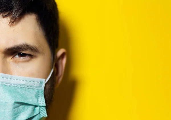 Retrato Close Rosto Masculino Usando Máscara Gripe Médica Fundo Cor — Fotografia de Stock