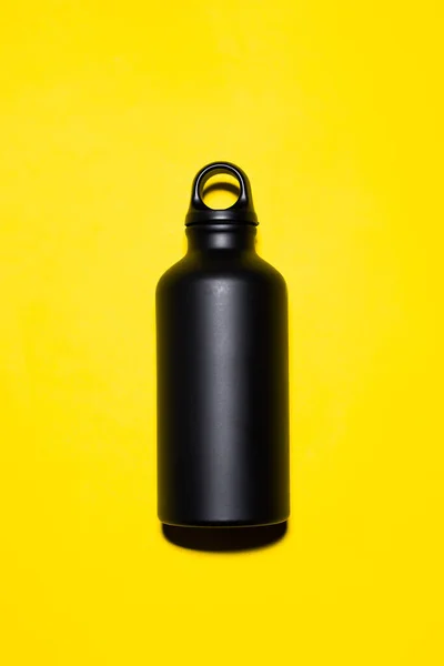 Крупним Планом Чорна Багаторазова Алюмінієва Термо Пляшка Води Жовтому Фоні — стокове фото