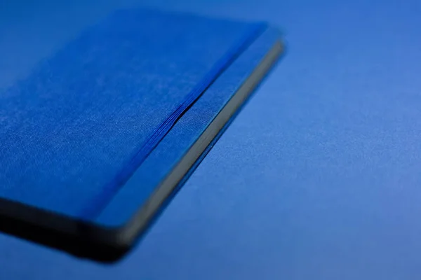 Primo Piano Notebook Blu Sfondo Blu — Foto Stock