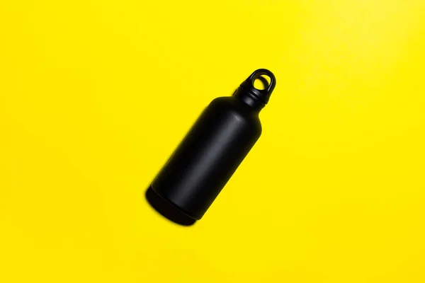 Nahaufnahme Einer Schwarzen Wiederverwendbaren Aluminium Thermoflasche Für Wasser Auf Gelbem — Stockfoto