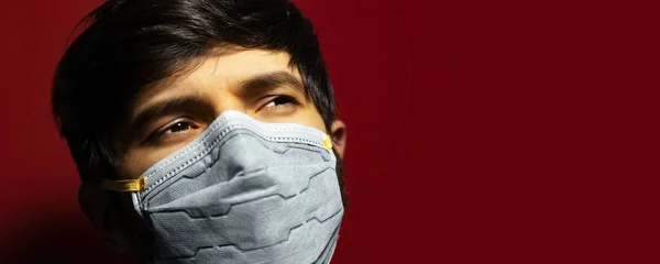 Studio Nahaufnahme Porträt Eines Männlichen Gesichts Mit Medizinischer Grippemaske Auf — Stockfoto