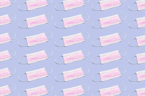 Mor arka planda izole edilmiş tıbbi grip maskesi deseni.