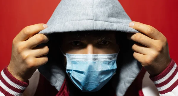 Porträtt Ung Hooded Man Med Medicinsk Influensamask Skydd Mot Coronavirus — Stockfoto