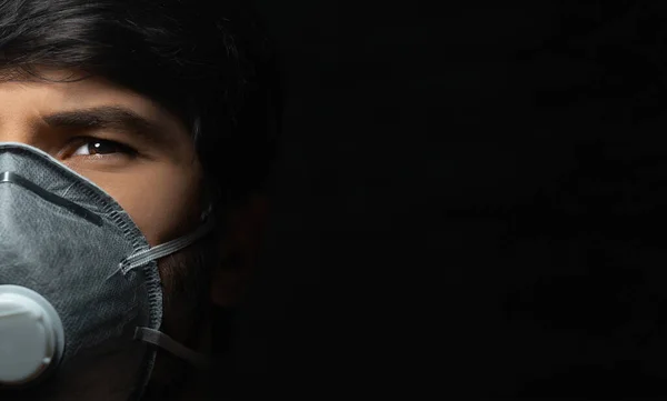 Retrato Close Metade Rosto Masculino Com Máscara Gripe Médica Proteção — Fotografia de Stock