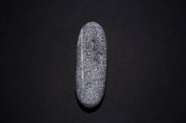 Siyah arkaplanda izole edilmiş taşın yakın çekimi.