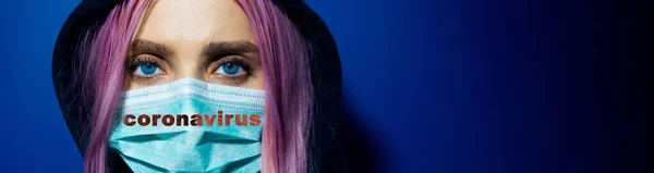Крупный План Портрета Молодой Девушки Капюшоне Голубыми Глазами Розовыми Волосами — стоковое фото