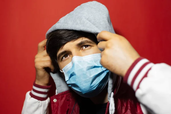 Studioporträt Eines Jungen Mannes Mit Grippemaske Coronavirus Schutz Kapuze Der — Stockfoto