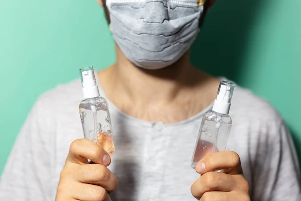 Großaufnahme Männlicher Hände Die Zwei Flaschen Mit Desinfektionsgel Halten Antiseptisch — Stockfoto