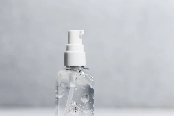 Крупный План Переносной Пластиковой Бутылки Антисептическим Гелем Белом Столе Фон — стоковое фото
