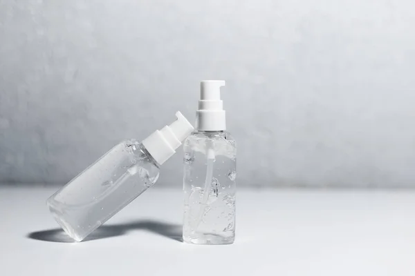 Крупный План Двух Переносных Пластиковых Бутылок Антисептическим Гелем Белом Столе — стоковое фото