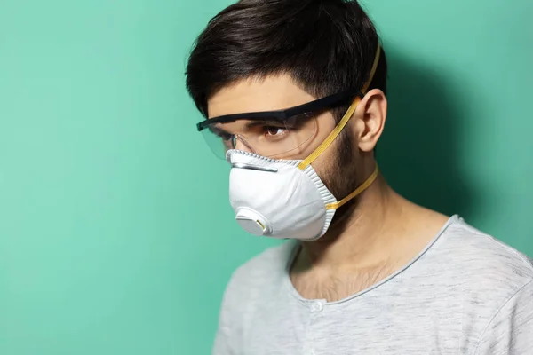 Studio Profielportret Van Jonge Man Met Medisch Griepmasker Bril Bescherming — Stockfoto