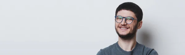 Panorama Banner Studioporträt Eines Glücklichen Jungen Mannes Mit Runder Brille — Stockfoto