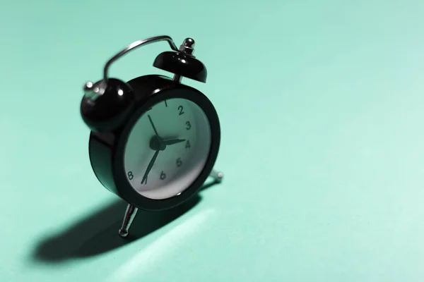 Aqua Menthe Renginin Arkaplanındaki Siyah Alarm Saatinin Yakın Plan Görüntüsü — Stok fotoğraf