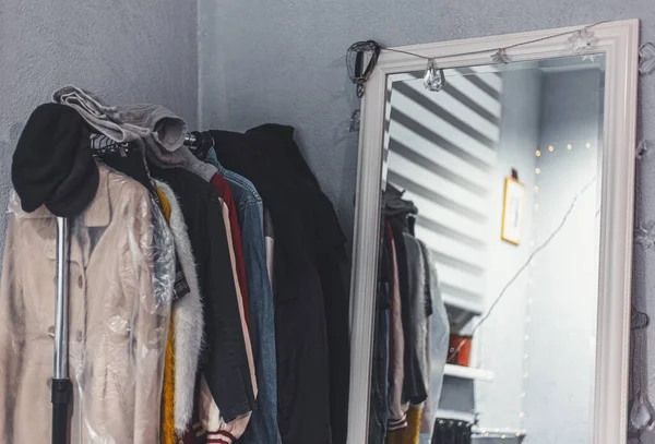 Close Van Rek Met Kleding Aan Hangers Bij Grote Witte — Stockfoto