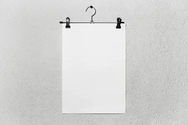 Makieta Białego Papieru Przymocowana Wieszaka Białym Teksturowanym Tle — Zdjęcie stockowe
