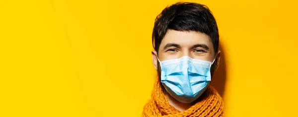 Retrato Estudio Joven Sonriente Con Máscara Gripe Médica Seguridad Boca — Foto de Stock