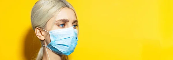 Panoramaporträtt Ung Blond Flicka Med Blå Ögon Bär Medicinsk Ansiktsmask — Stockfoto