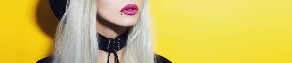 Nahaufnahme Eines Jungen Blonden Mädchens Mit Rosa Lippen Das Schwarzen — Stockfoto