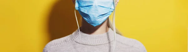 Een Jong Meisje Met Een Medisch Masker Tegen Het Coronavirus — Stockfoto