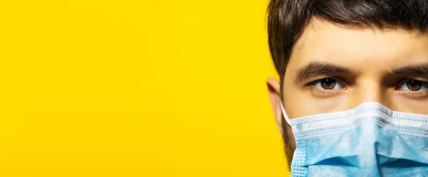 Junger Mann Mit Medizinischer Atemmaske Gegen Coronavirus Panoramaporträt Auf Gelbem — Stockfoto