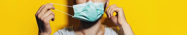 Ragazzo Indossa Una Maschera Respiratoria Contro Coronavirus Ritratto Panoramico Sfondo — Foto Stock