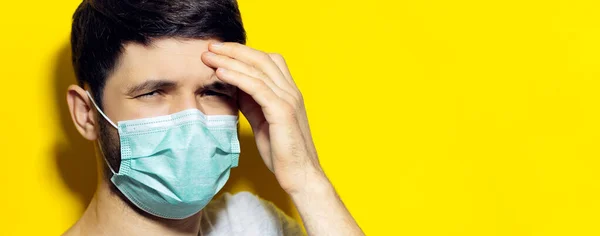 Ung Kille Med Andningsmask Mot Coronavirus Panoramaporträtt Gul Bakgrund Med — Stockfoto