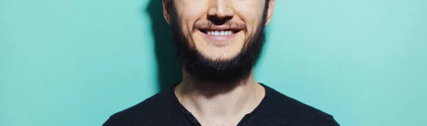 Панорамний Портрет Бородатого Усміхненого Хлопця Блакитному Аква Псих Кольоровому Фоні — стокове фото