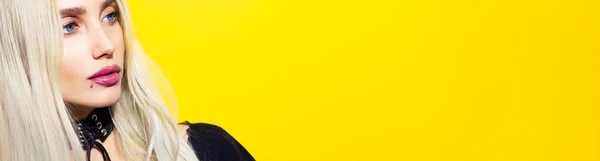 Stüdyo Portresi Mavi Gözlü Pembe Dudaklı Sarı Arka Planda Siyah — Stok fotoğraf