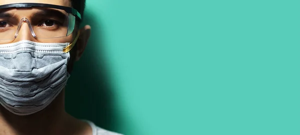 Портрет Молодого Хлопця Медичній Респіраторній Масці Проти Коронавірусу Тлі Аква — стокове фото