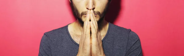 Nahaufnahme Eines Jungen Mannes Der Hände Gebetsposition Auf Pastellrosa Panoramischem — Stockfoto