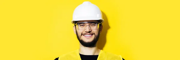 建筑工程师年轻笑容满面 头戴安全帽 头戴黄色护目镜 带复印空间的全景肖像馆 — 图库照片