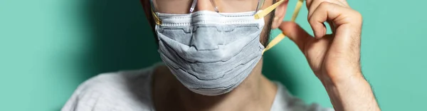 Coronaviruspreventie Panoramisch Portret Van Jonge Man Met Medisch Masker Veiligheidsbril — Stockfoto