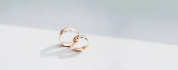 Primer Plano Anillos Oro Boda Mesa Blanca —  Fotos de Stock