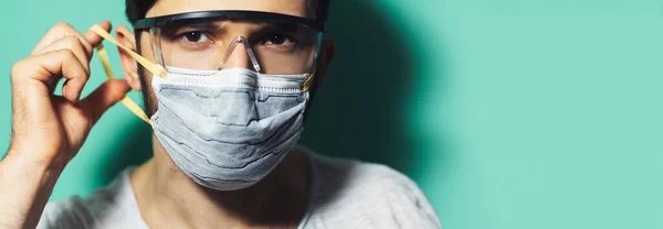 Estúdio Retrato Cara Jovem Colocando Máscara Facial Médica Usando Óculos — Fotografia de Stock